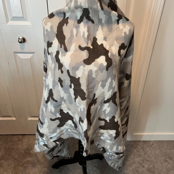 Aerie one size camo blanket scarf - Picture 8 of 10